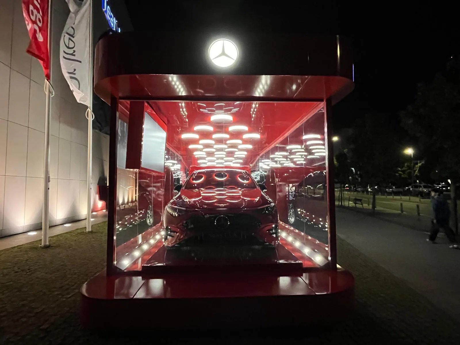 Mercedes-Benz — Mercedes — świetlny kubik z autem