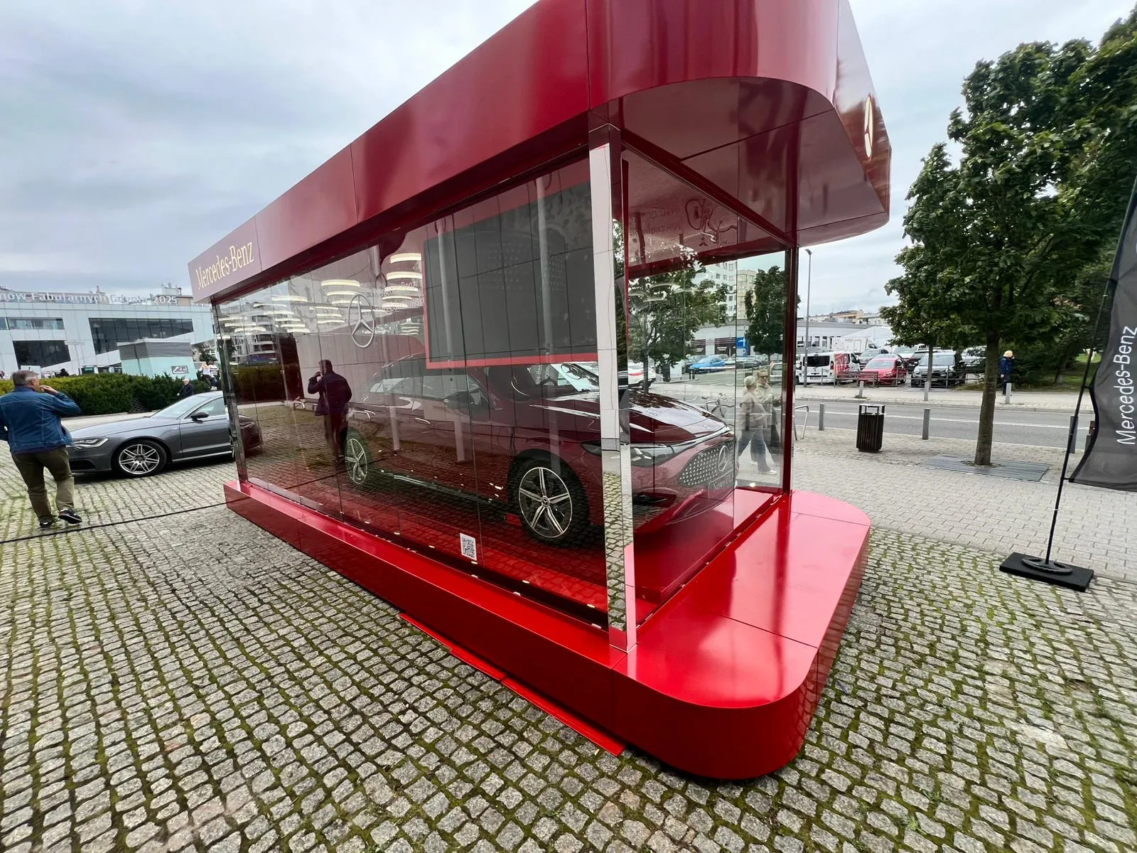 Mercedes-Benz — Mercedes — świetlny kubik z autem (2)